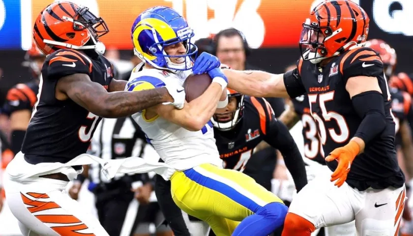 Acción del juego final entre Los Angeles Rams y Cincinnati Bengals.