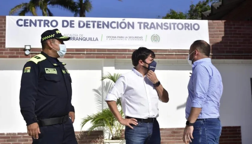 El alcalde Jaime Pumarejo inspeccionando el Centro de Detención Transitorio. 