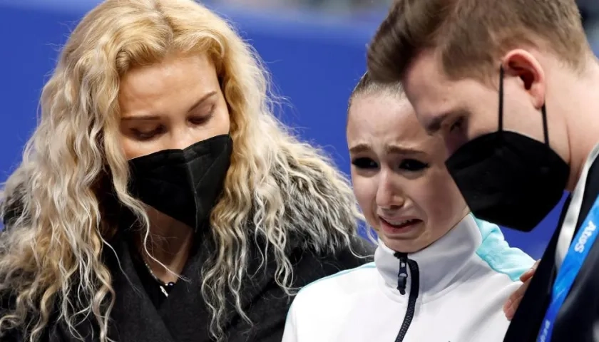Kamila Valíeva llora desconsoladamente luego de finalizar cuarta de la prueba. 
