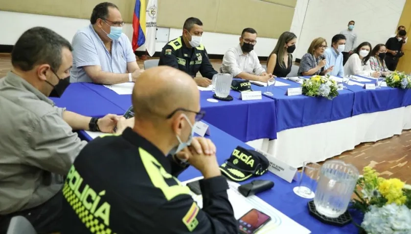 Reunión de la Procuraduría analizando ocupación ilegal de tierras en Atlántico.
