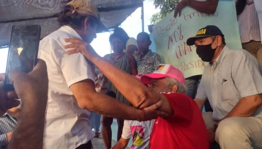 El precandidato presidencial Alex Char con el exarquero de Unión Magdalena y Junior, Jaime Deluque.