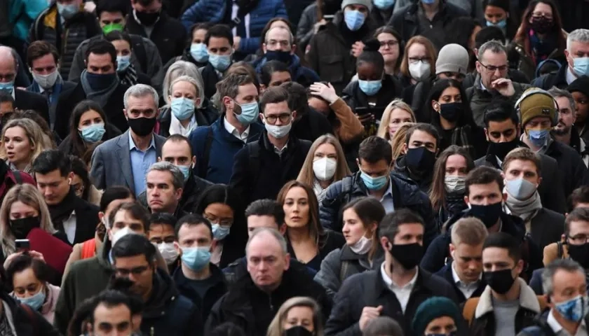  El Gobierno británico planea eliminar la actual norma que obliga a los infectados de Covid-19 en Inglaterra a aislarse.