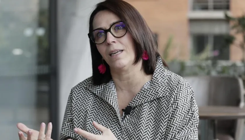 La coordinadora residente de ONU Mireia Villar mientras habla durante entrevista con Efe en Bogotá.