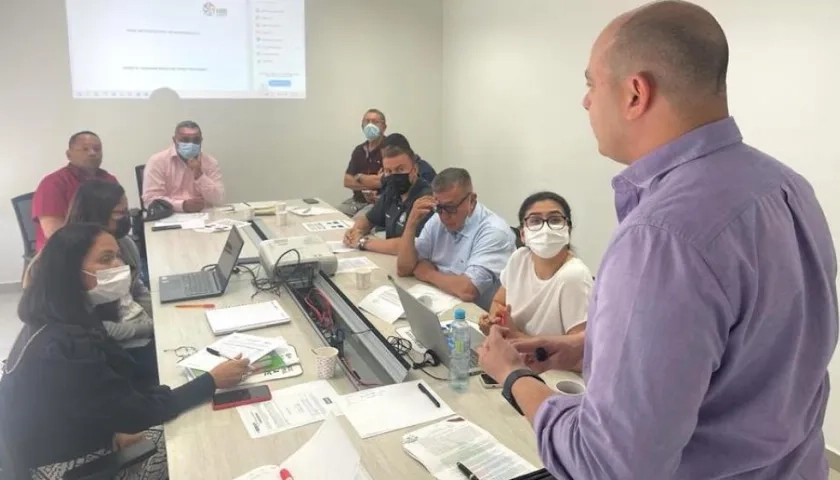 El Director del AMB Libardo García reunido con empresarios del transporte.