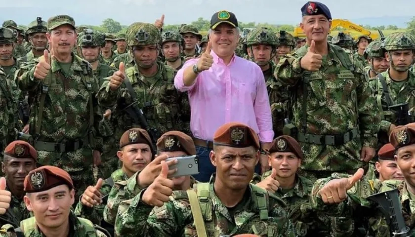Presidente Duque con la fuerza pública.