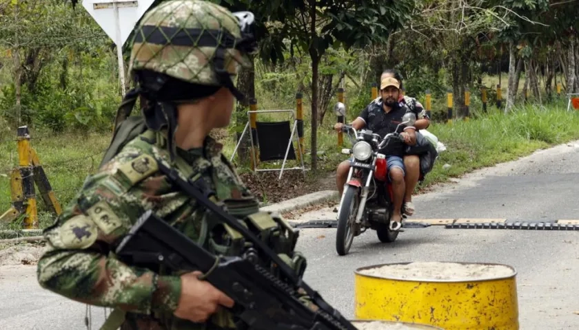 Soldados en un puesto de control al ingreso a Saravena 