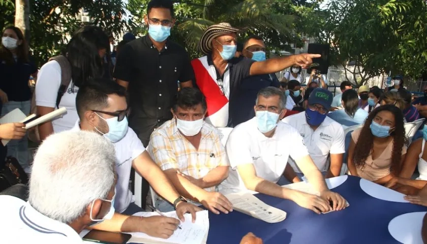 Funcionarios del Distrito presidiendo las mesas de trabajo.