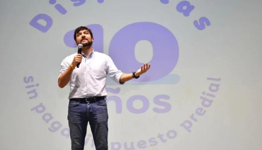 El Alcalde Jaime Pumarejo explicando los beneficios.