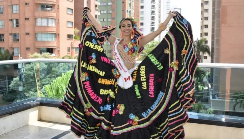Paula Bernal con un diseño de Joseph Porras, en el que se mencionan los nombres de los barrios de Barranquilla.