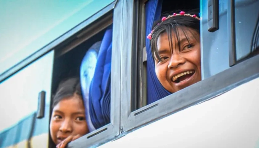 Niños embera emprenden el retorno.