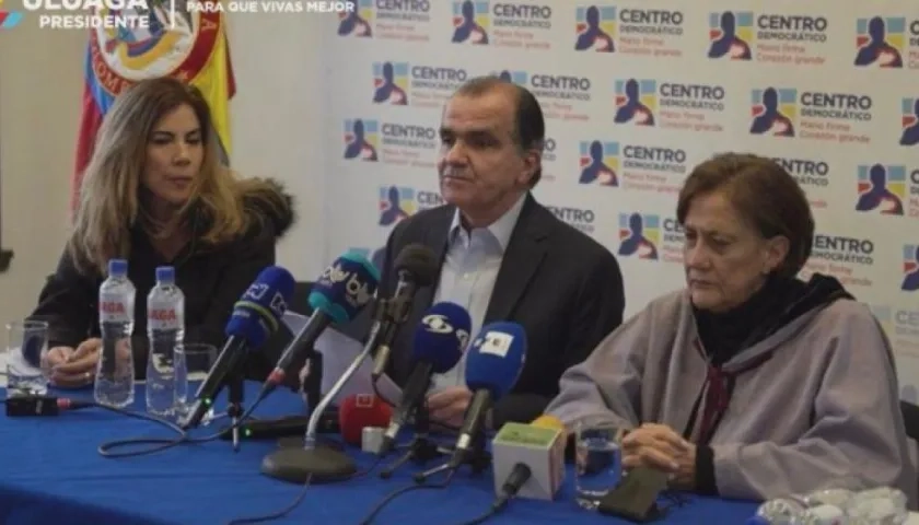 A la izquierda de Óscar Iván Zuluaga, Alicia Eugenia Silva.