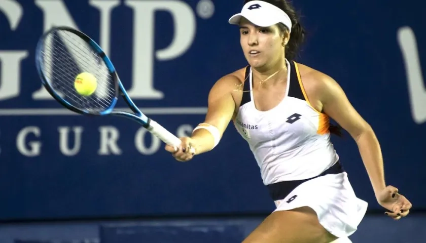 Camila Osorio en acción ante la canadiense Leylah Fernández.