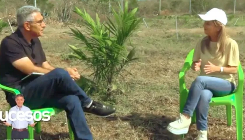 El periodista Jorge Cura con la Gobernadora Elsa Noguera en Repelón.