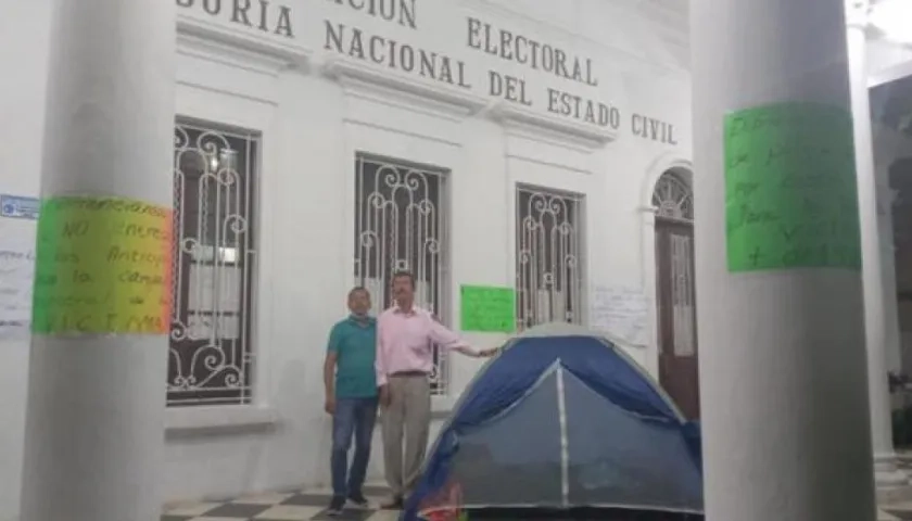 En una carpa protestan frente a Registraduría.