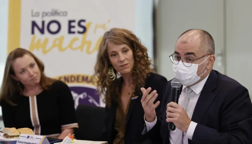 El embajador de la Unión Europea (UE) en Colombia, Gilles Bertrand (d), habla junto a la embajadora de Irlanda, Fiona Nic Dhonnacha (i), y la representante Adjunta de ONU Mujeres, Patricia Fernández-Pacheco (c).