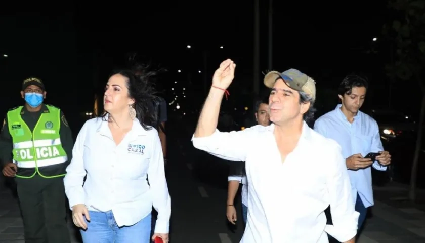 La senadora María Fernanda Cabal con el candidato a la consulta Equipo por Colombia.