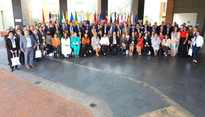 Los delegados de las misiones internacionales.