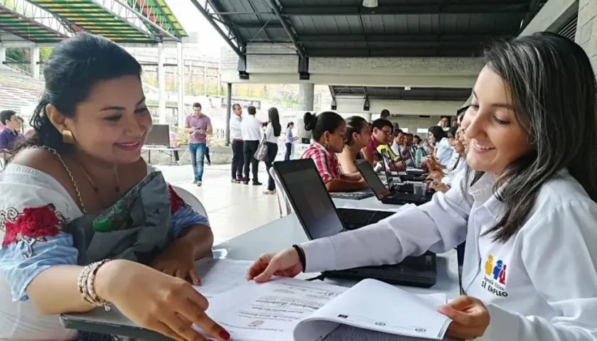 Las mujeres interesadas deben tener su título de bachillerato y 6 meses de experiencia en manipulación de alimentos.