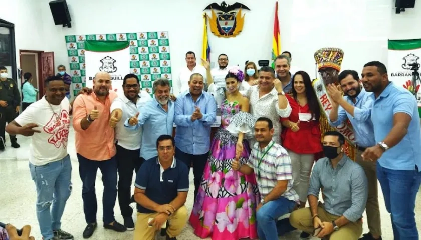 La Reina y el Rey Momo con el grupo de concejales.