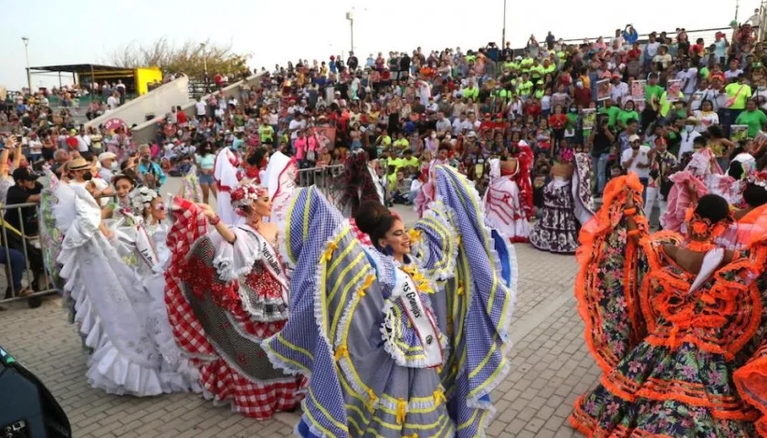 Las diferentes reinas deleitando al público.