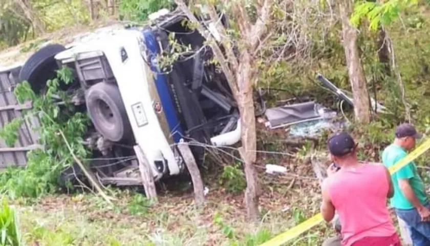 Bus accidentado en la ruta Barranquilla-Mompox. 