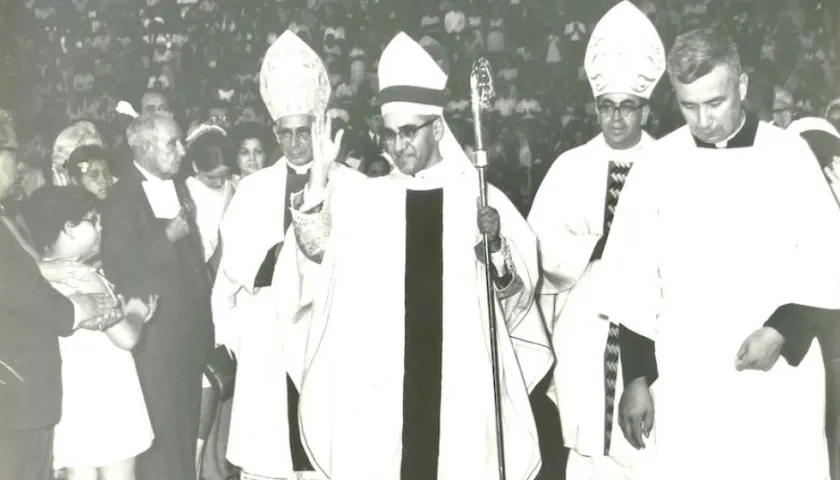 Óscar Arnulfo Romero durante su posesión como Arzobispo de San Salvador el 22 de febrero de 1977.