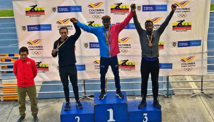 Raúl Mena con la medalla de oro. 