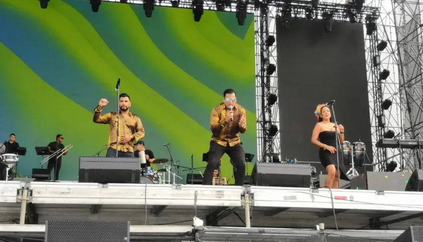 La Orquesta La Bandola en tarima.