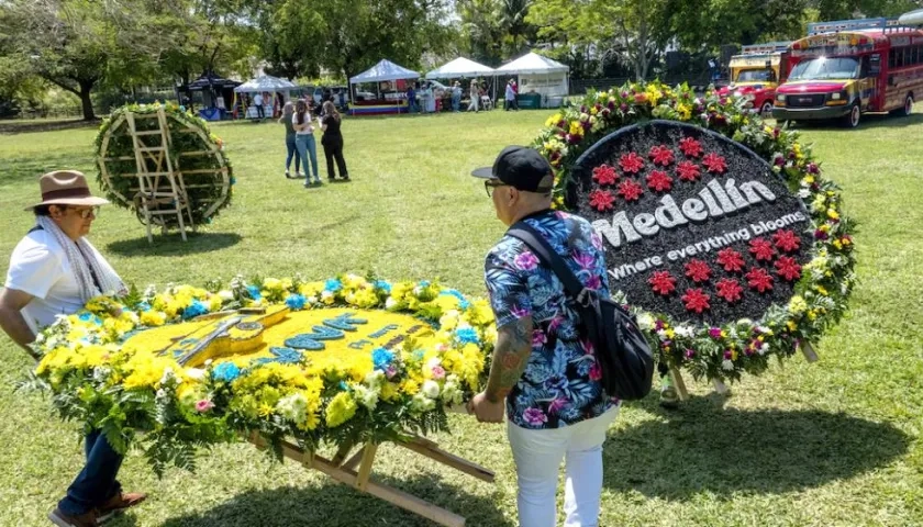 Los tradicionales silleteros en el parque. Al fondo las 2 'chivas'.