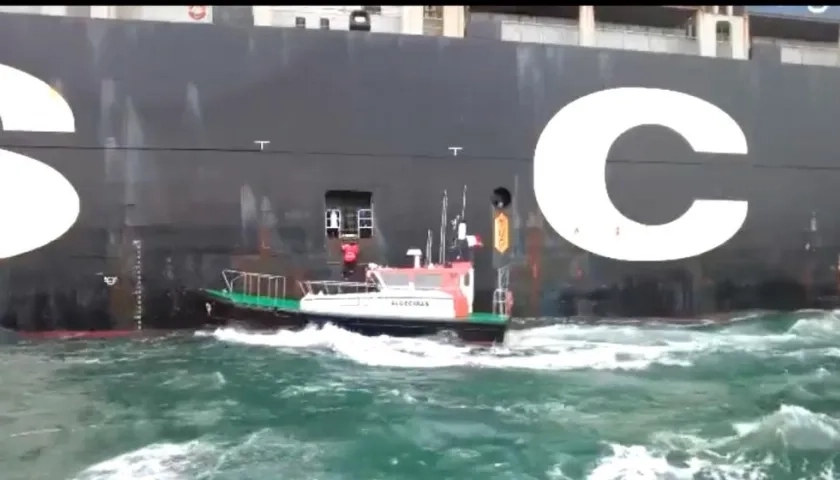 Riesgoso desembarque de un piloto práctico.