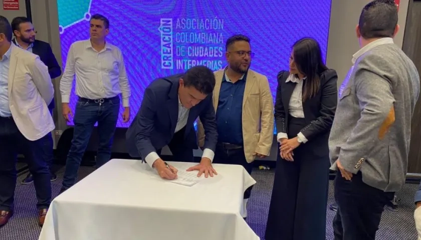 El alcalde Rodolfo Ucrós en el evento que se realizó en el municipio de Rionegro (Antioquia).