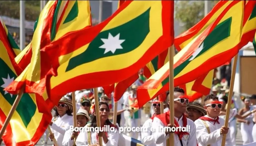 Barranquilleros luciendo orgullosamente la bandera de la ciudad.
