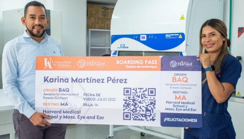 Karina Martínez recibe del rector reconocimiento de “Ruta Harvard”.