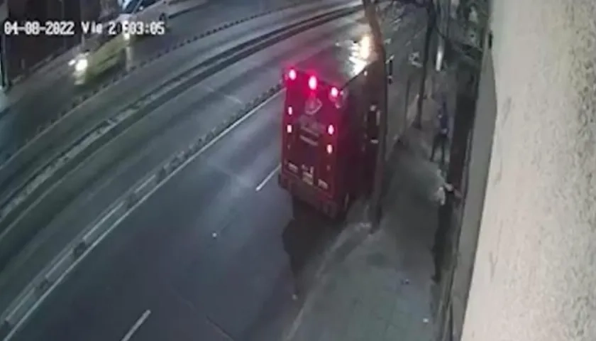 Camión de valores de Atlas asaltado este viernes en la calle Murillo con 29. 