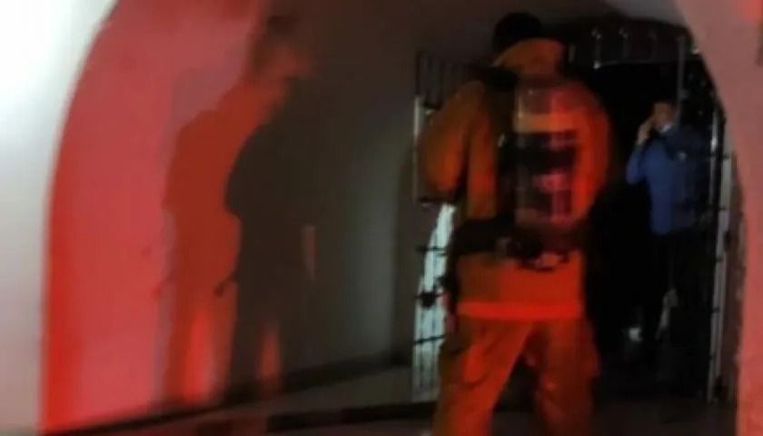 Bomberos atienden la emergencia. 