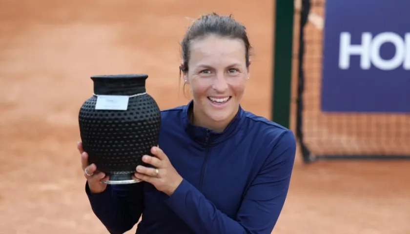 La tenista Tatjana Maria con el trofeo de campeona del WTA de Bogotá. 