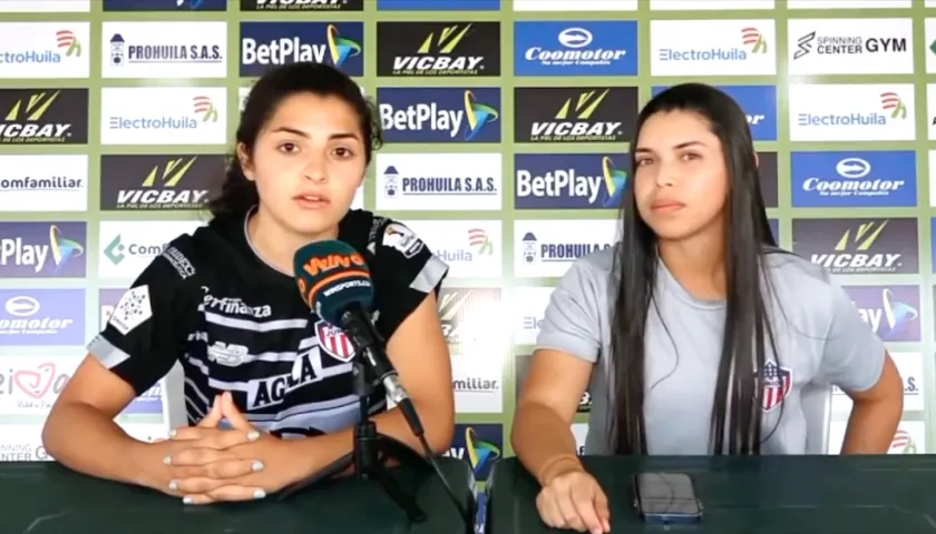 La jugadora Estefanía Cartagena explicando los hechos.