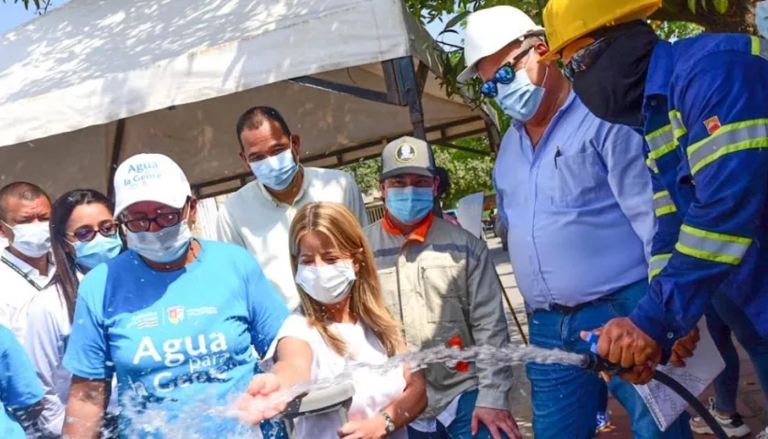 La Gobernadora Elsa Noguera inspeccionando los trabajos.