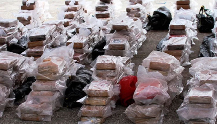 Cerca de una tonelada de droga decomiso en altamar la Unidad de Lucha Contra el Crimen Organizado con apoyo de la Armada del Ecuador.