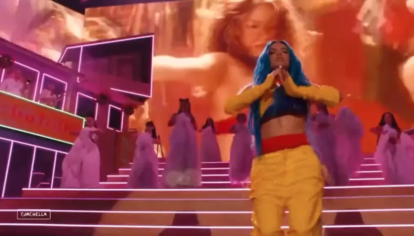 Momento del homenaje de Karol G a Shakira.