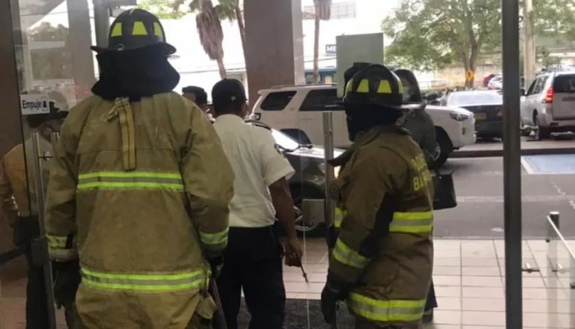 Personal de Bombero cuando superaba la emergencia.