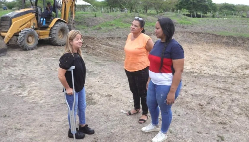 La Gobernadora Elsa Noguera durante la visita a uno de los reservorios.