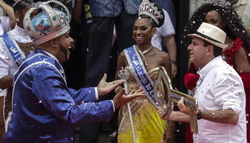 El Rey Momó (i) recibe las llaves de la ciudad de parte del alcalde de Río, Eduardo Paes, durante la inauguración oficial del Carnaval 2022, en Río de Janeiro (Brasil). 