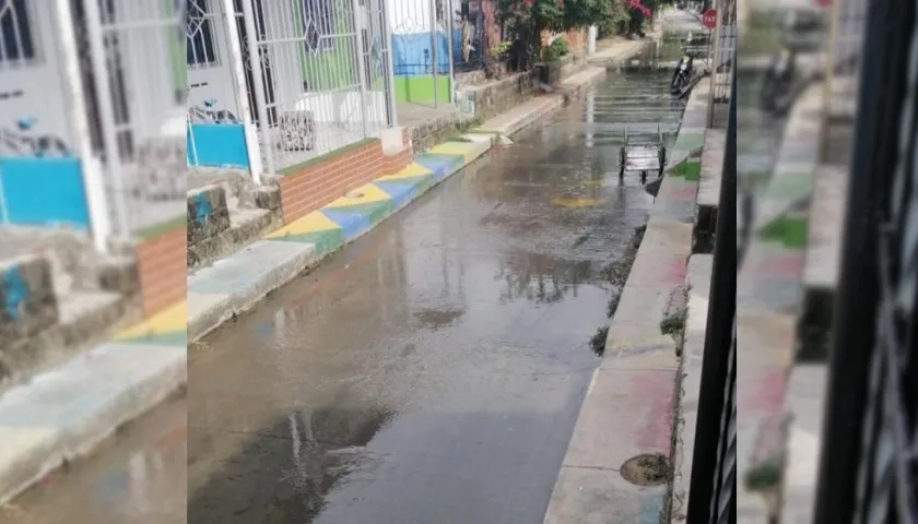 Aguas negras en una calle del barrio Los Ángeles I. 