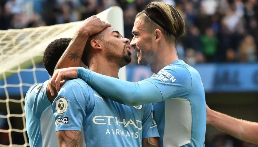 Gabriel Jesús celebra con sus compañeros. 