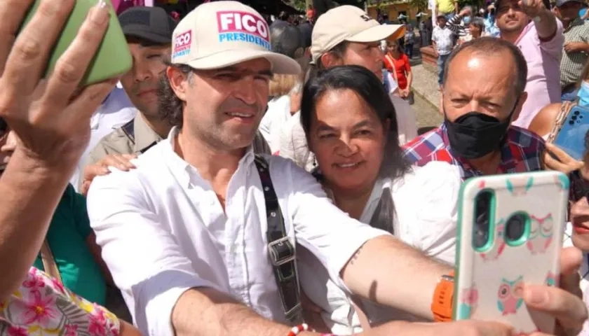 El candidato Federico (Fico) Gutiérrez, rodeado de seguidores.