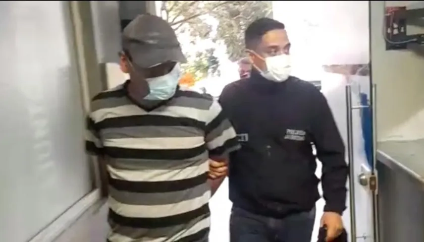 El capturado cuando era ingresado a la URI.