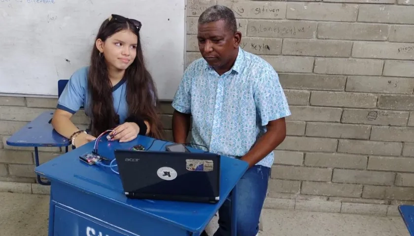 Juana Estrada con su profesor Erquinio Taborda.