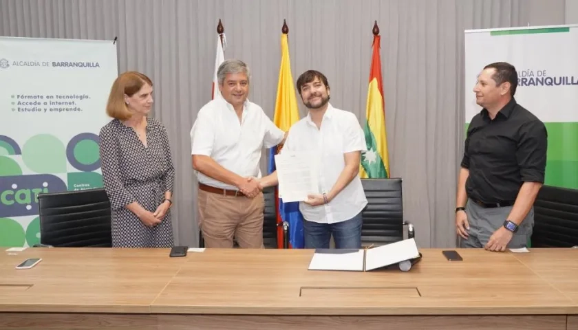 Abby Daniell, gerente para Latam, Canadá y Caribe de Amazon WS, izquierda; Jorge Silva Luján, Country Manager AWS; el alcalde Jaime Pumarejo y el gerente TIC Jaime Criales.