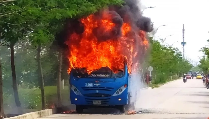 Bus incendiado en Barranquilla por supuestos integrantes de las autodefensas.